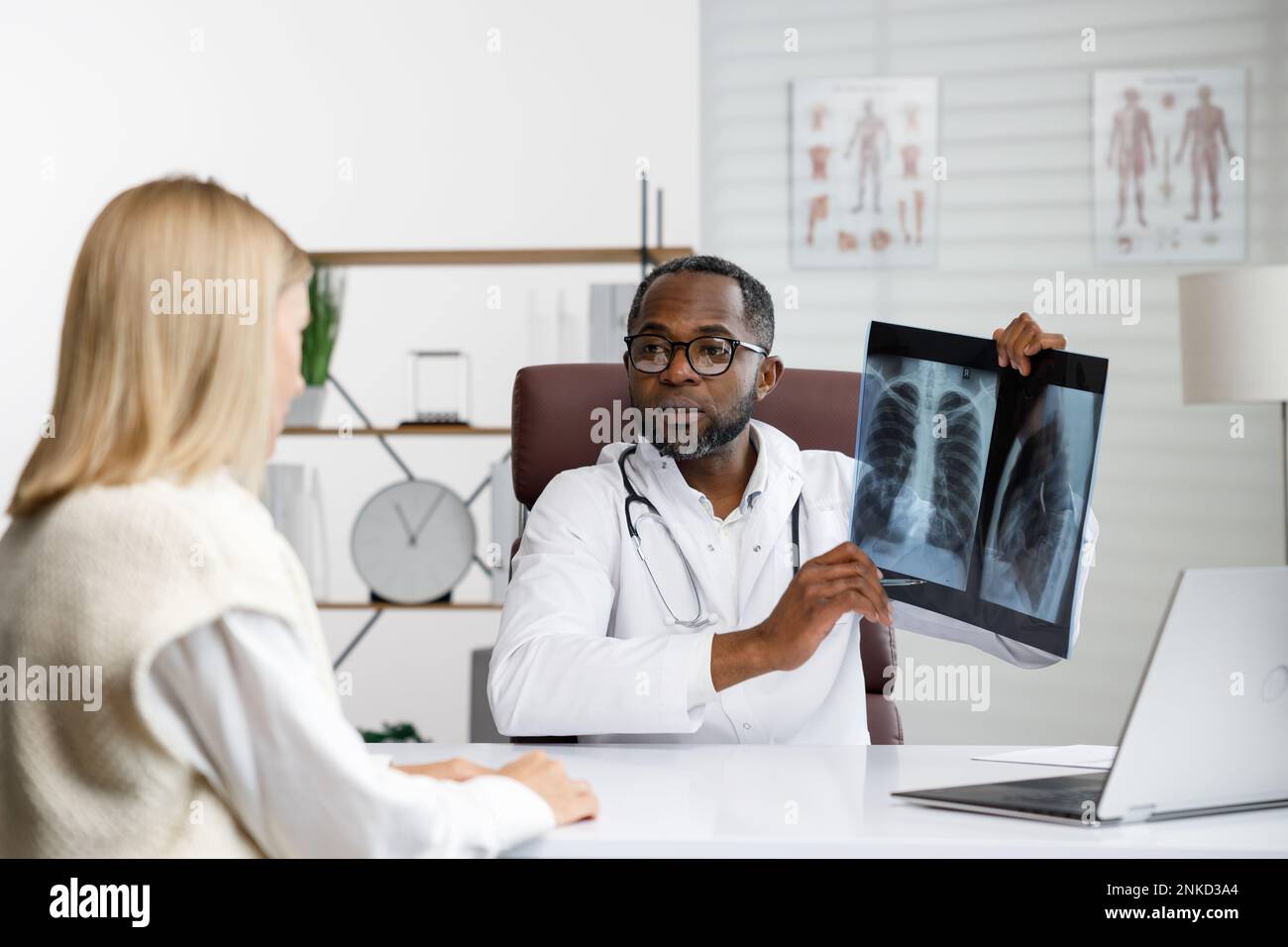 Two african woman talk serious hi-res stock photography and images - Alamy