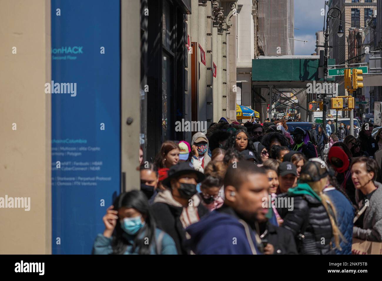 Photo by John Nacion/STAR MAX/IPx 2022 4/1/22 View of long lines (stretching 3 city blocks