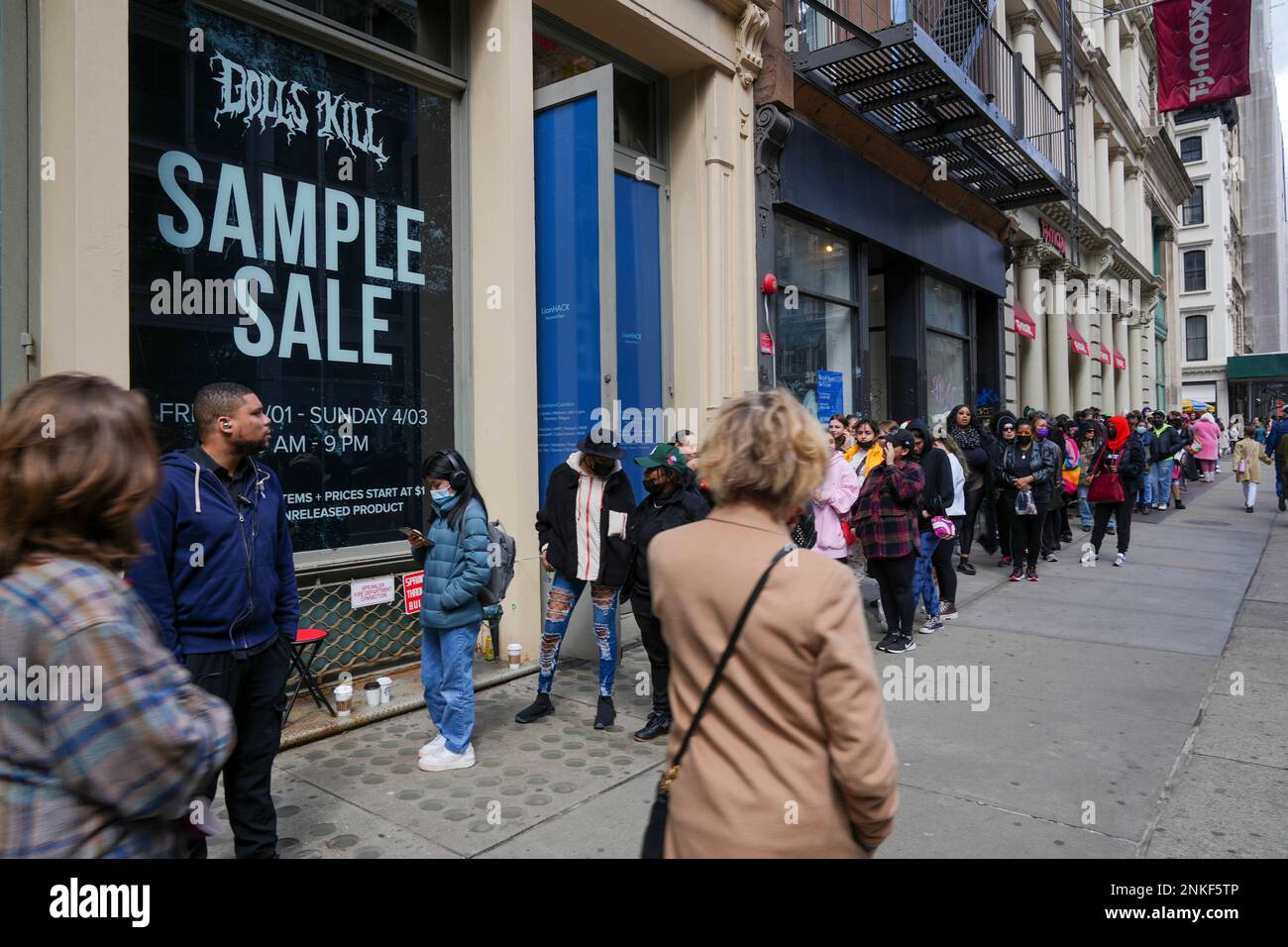 Photo by John Nacion/STAR MAX/IPx 2022 4/1/22 View of long lines (stretching 3 city blocks