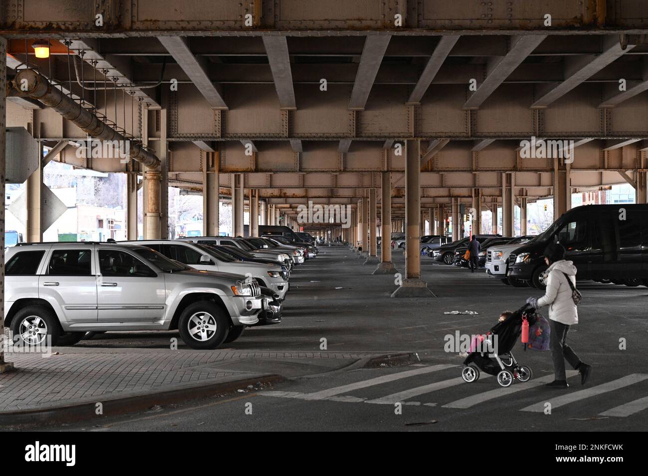 Photo by NDZ/STAR MAX/IPx 2022 3/30/22 People and traffic under the