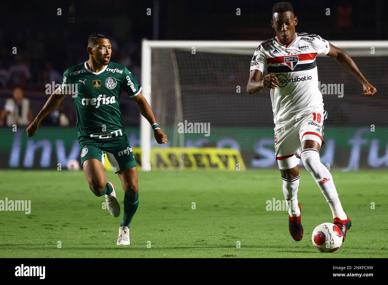 SP - Sao Paulo - 03/30/2022 - PAULISTA 2022, SAO PAULO X PALMEIRAS - Sao  Paulo player Calleri celebrates his goal with players from his team during  a match against Palmeiras at