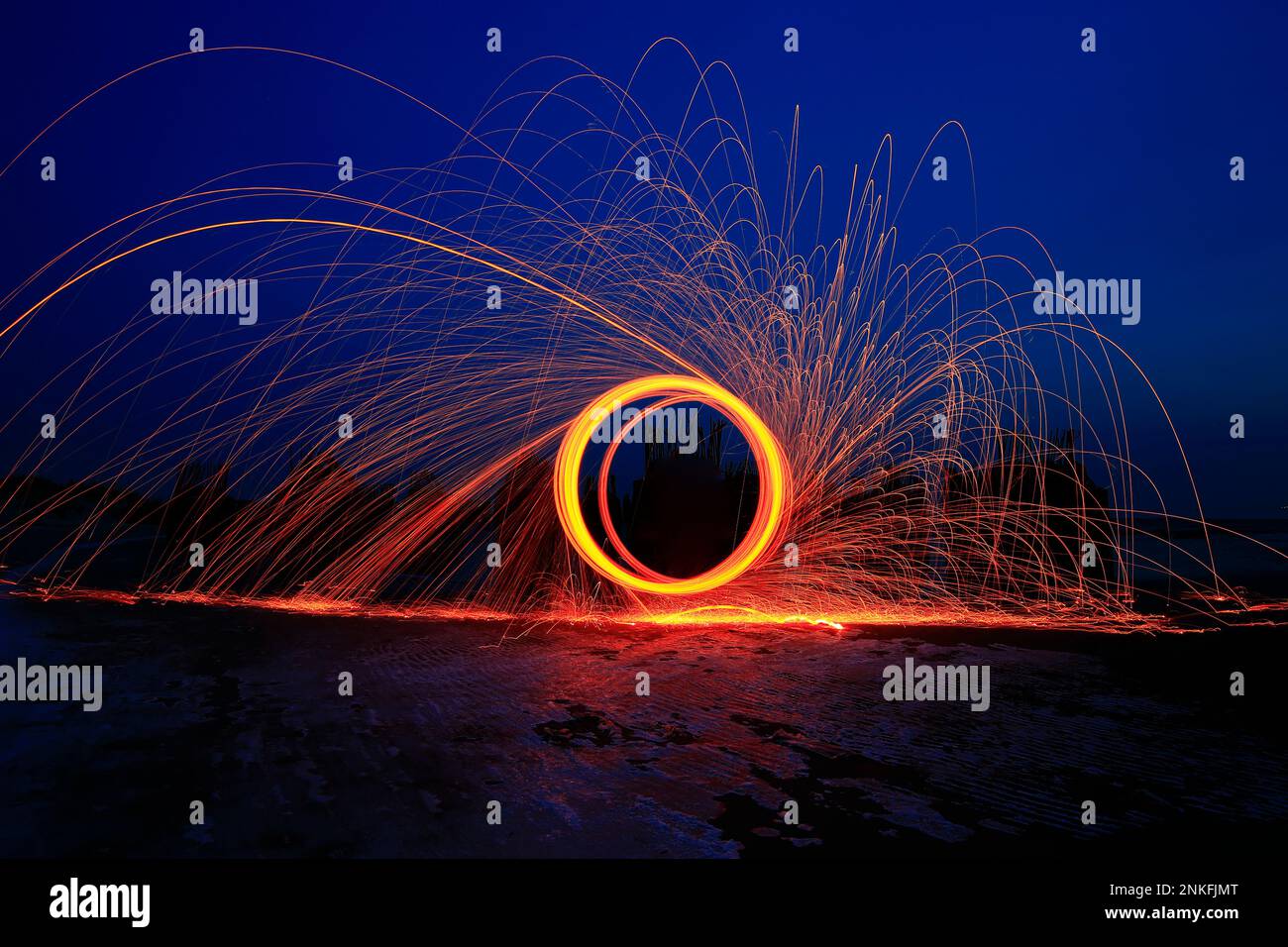 Steel wool fire ,Glowing sparks from spinning steel wool，Art of burning