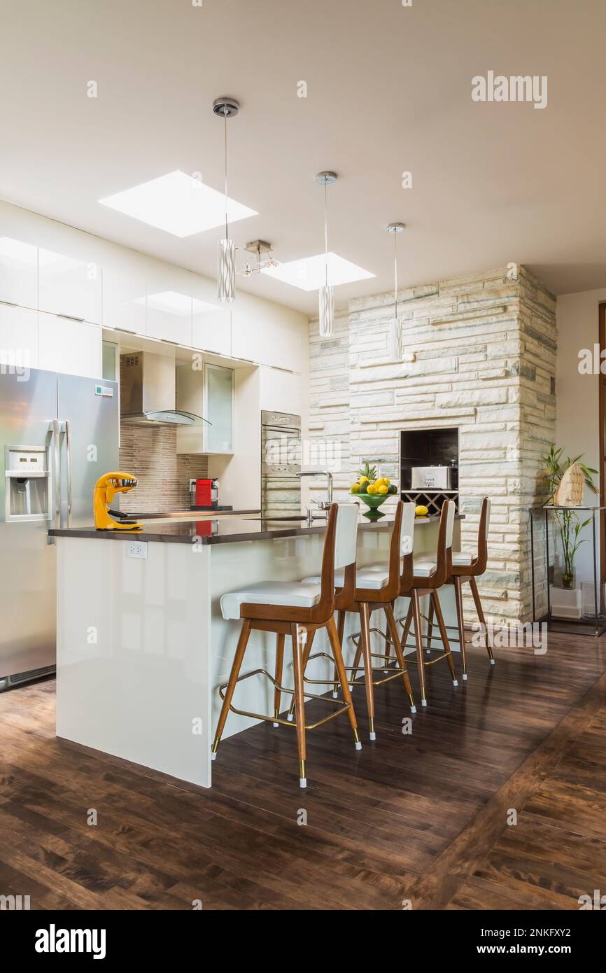 Kitchen with white lacquered wooden island with quartz