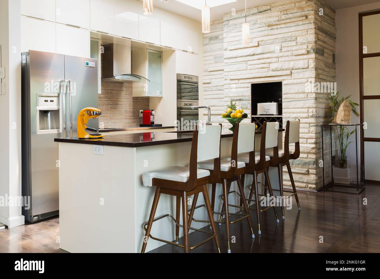 Kitchen with white lacquered wooden island with quartz countertop and high back