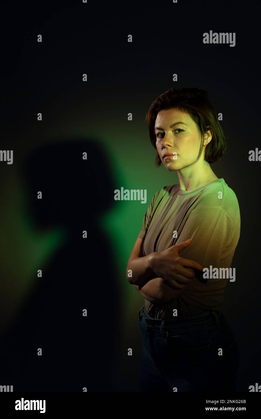 Black woman standing arms crossed hi-res stock photography and images ...