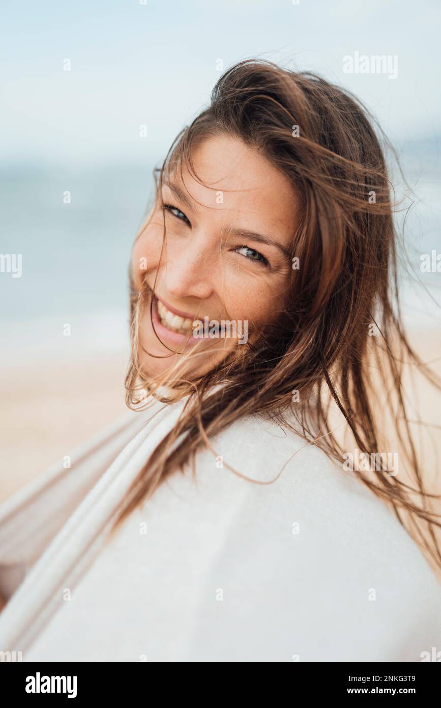 Brunette woman long hair hi-res stock photography and images - Alamy