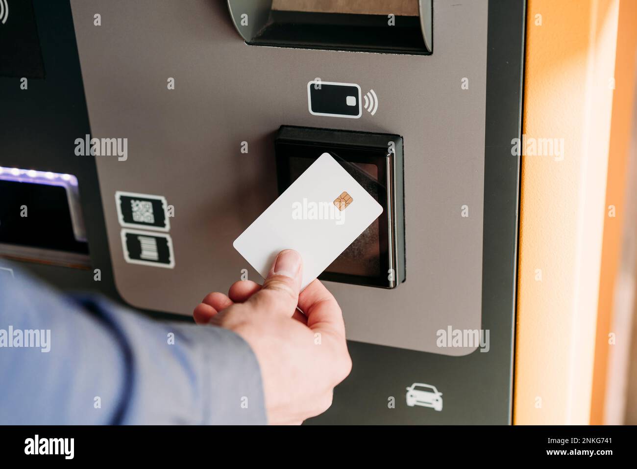 Banking automat hi-res stock photography and images - Page 2 - Alamy