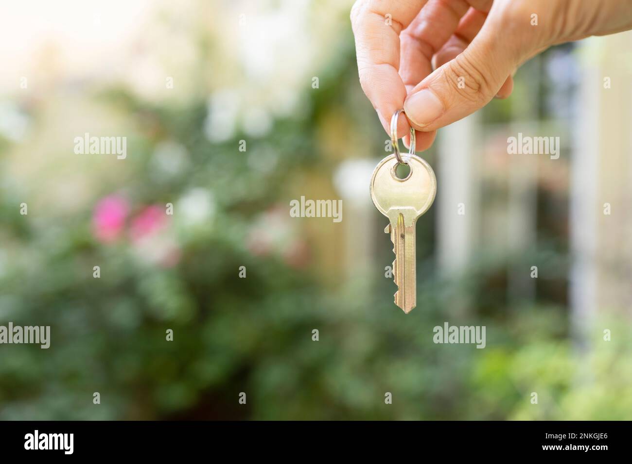 Hand holding key key hi-res stock photography and images - Alamy
