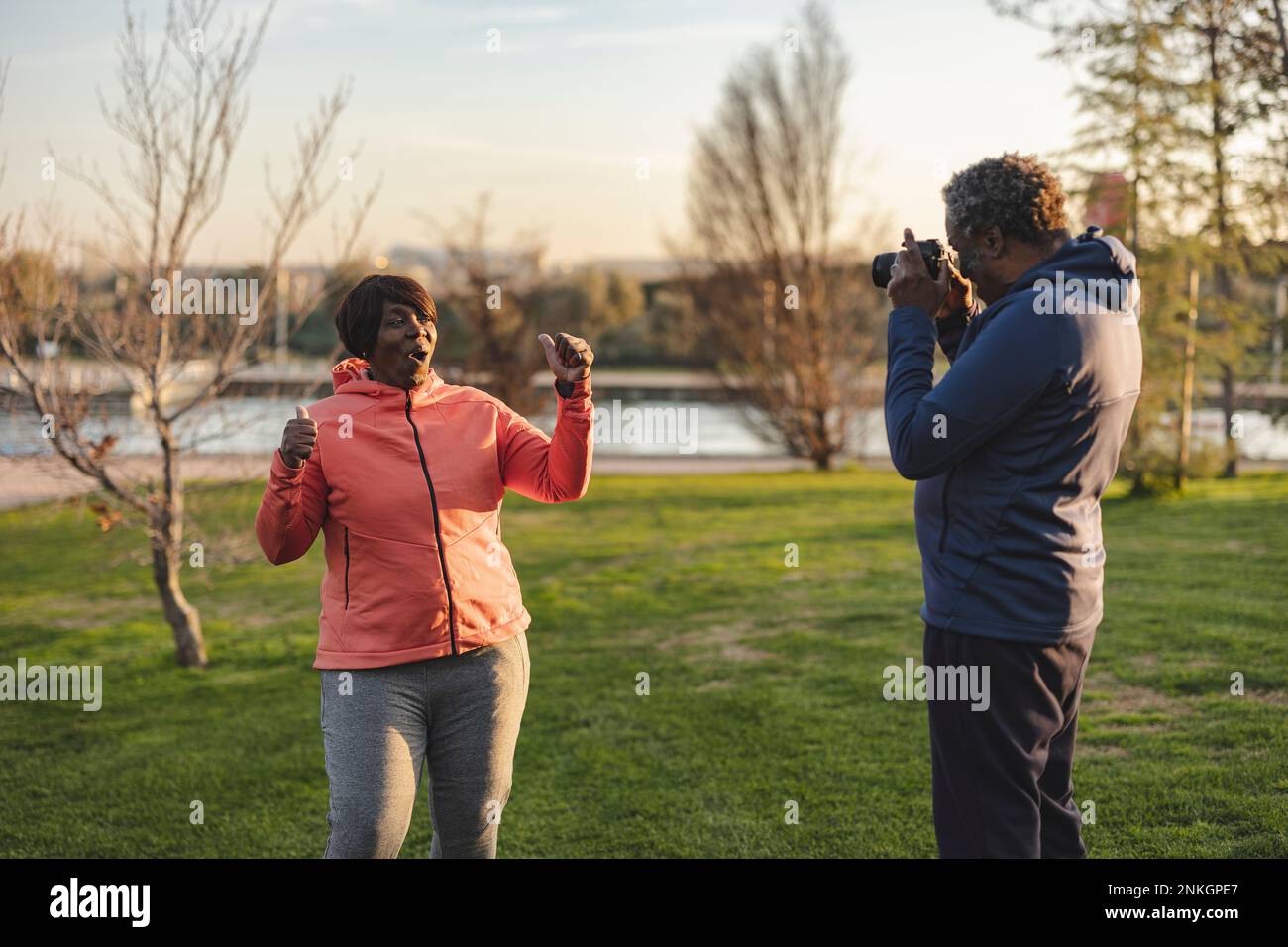Man cheering at woman hi-res stock photography and images - Alamy