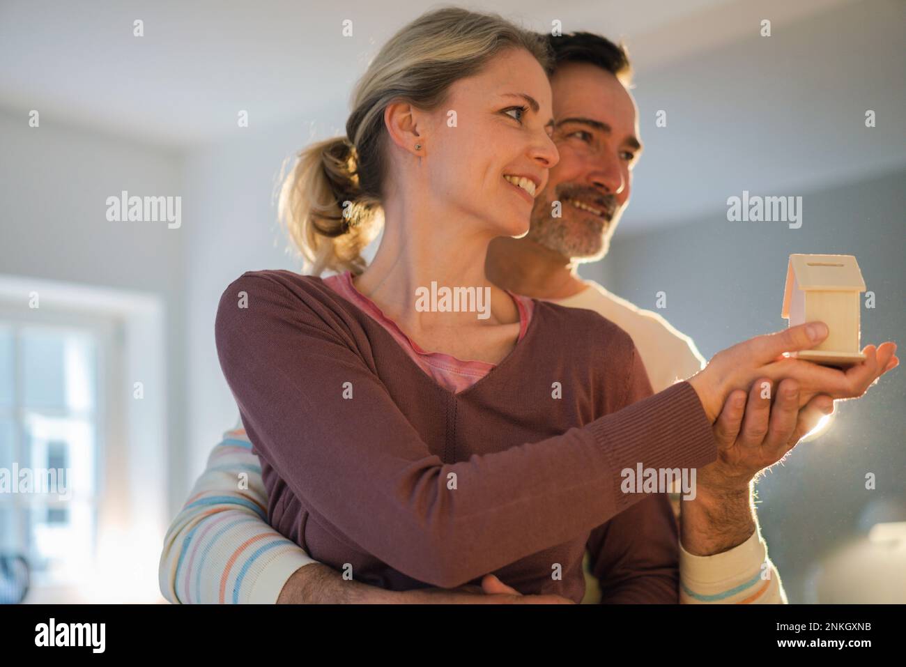 Mature married couple holding hi-res stock photography and images - Alamy