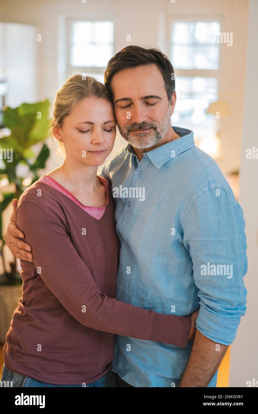 Couple man woman home closed hi-res stock photography and images - Alamy