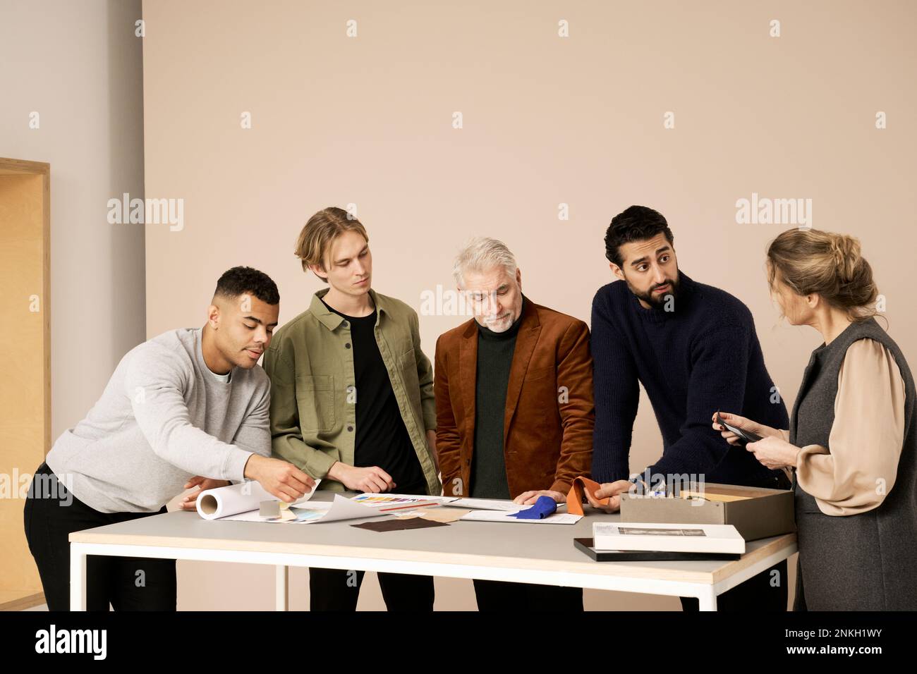 Group table discussion hi-res stock photography and images - Alamy