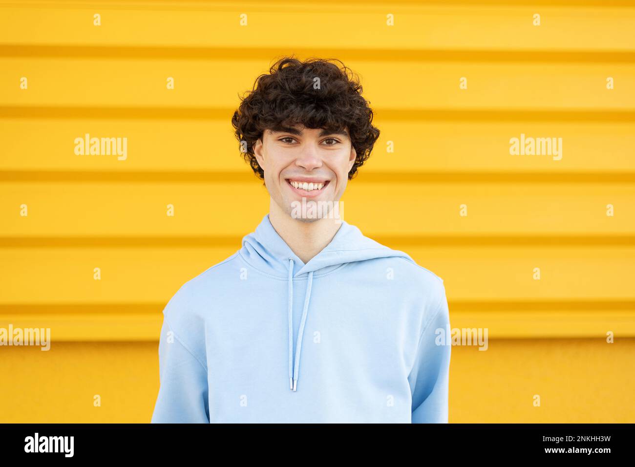 Portrait man in yellow shirt hi-res stock photography and images - Alamy
