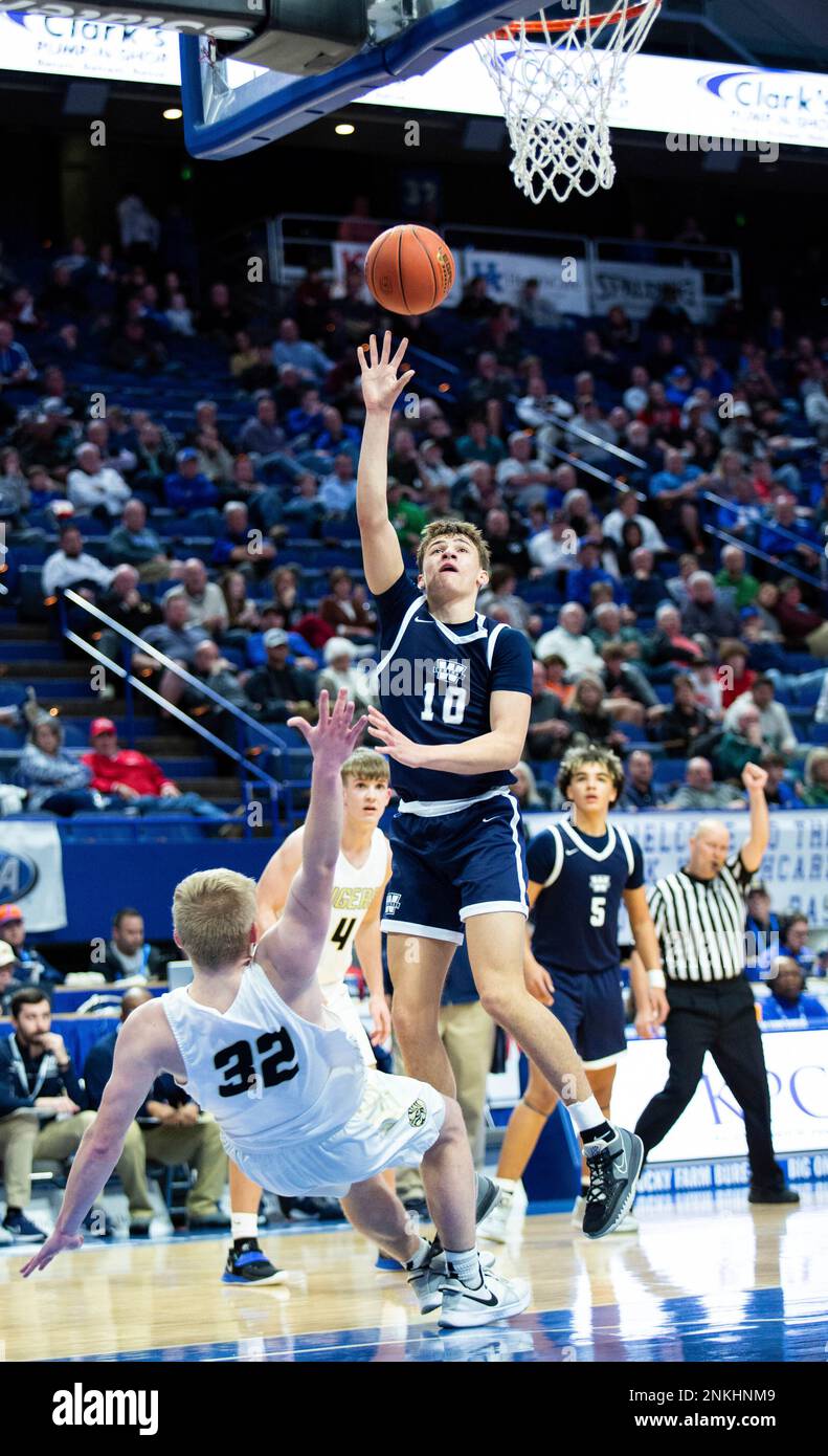 Warren Central's Jaiden Lawrence shoots a layup over Murray's Lincoln