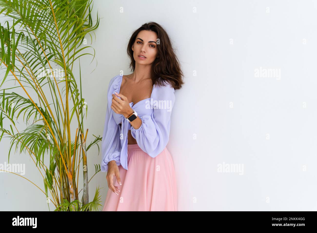 Woman wearing white crop top hi-res stock photography and images - Alamy