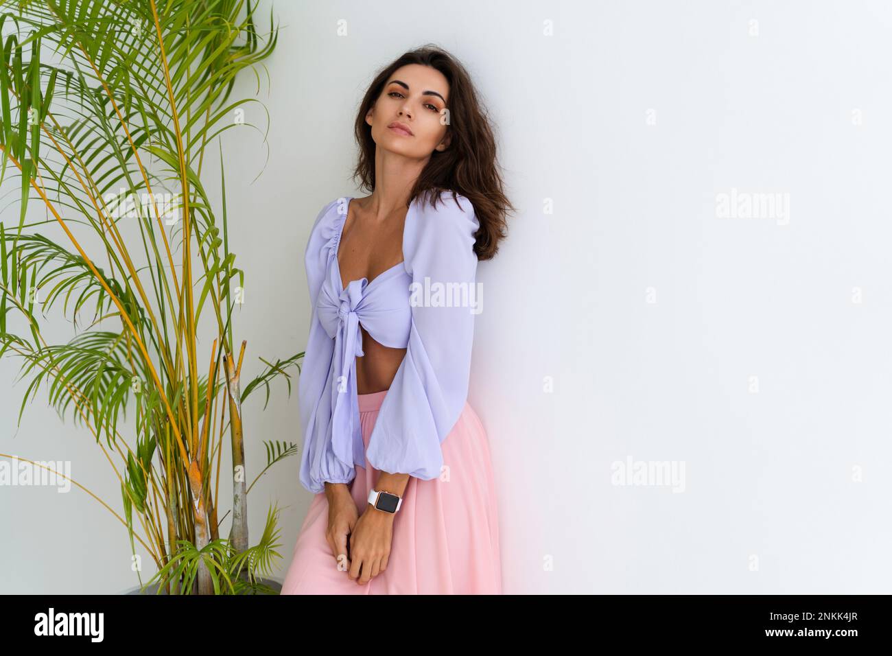 Woman wearing crop top hi-res stock photography and images - Alamy