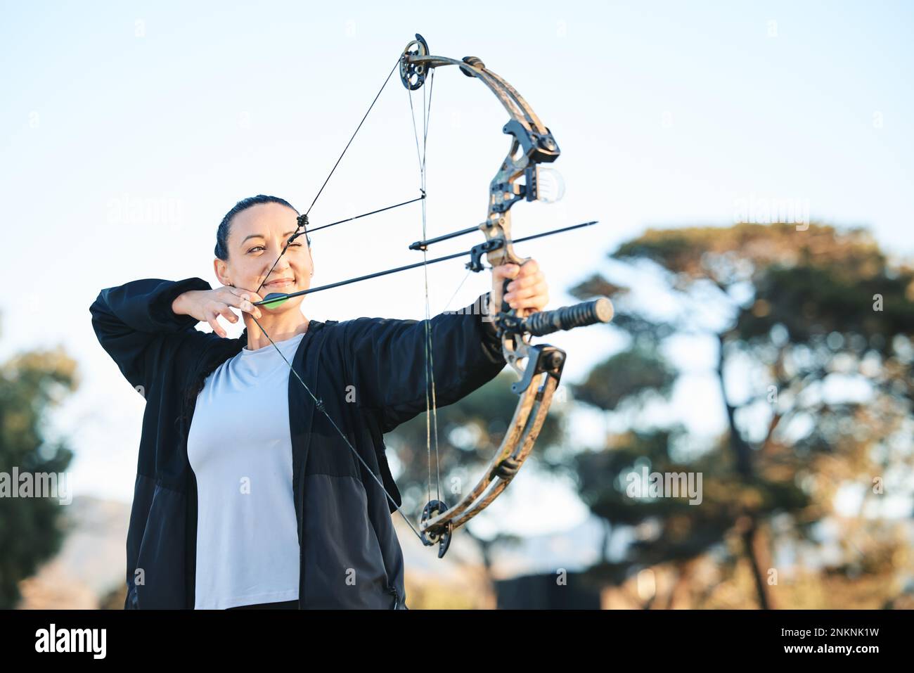 Woman hunting bow and arrow hi-res stock photography and images - Alamy