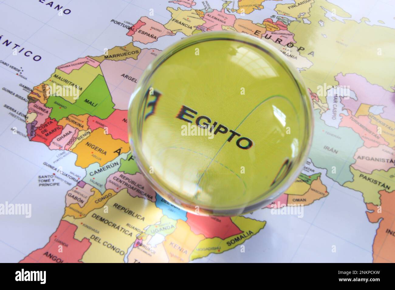 Crystal ball on a world map that highlights a country to highlight it as a magnifying glass and note its economic and financial importance: Egipto Stock Photo