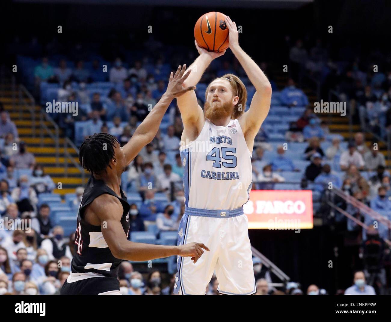 North Carolina's Brady Manek (45) shoots as Louisville's Jae'Lyn