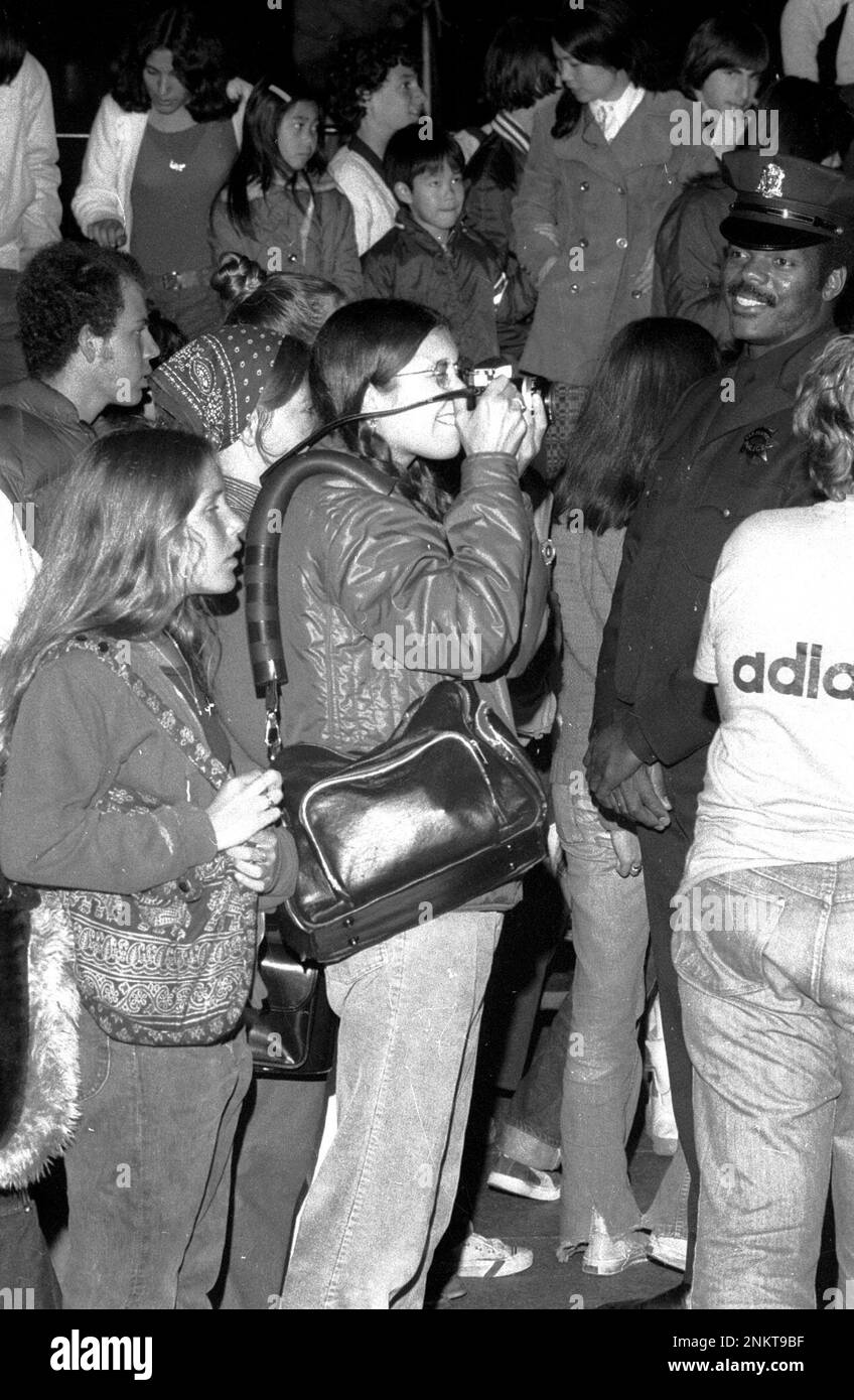 INFERN018 PH4.TIF Crowd of rubberneckers at the filming of "The