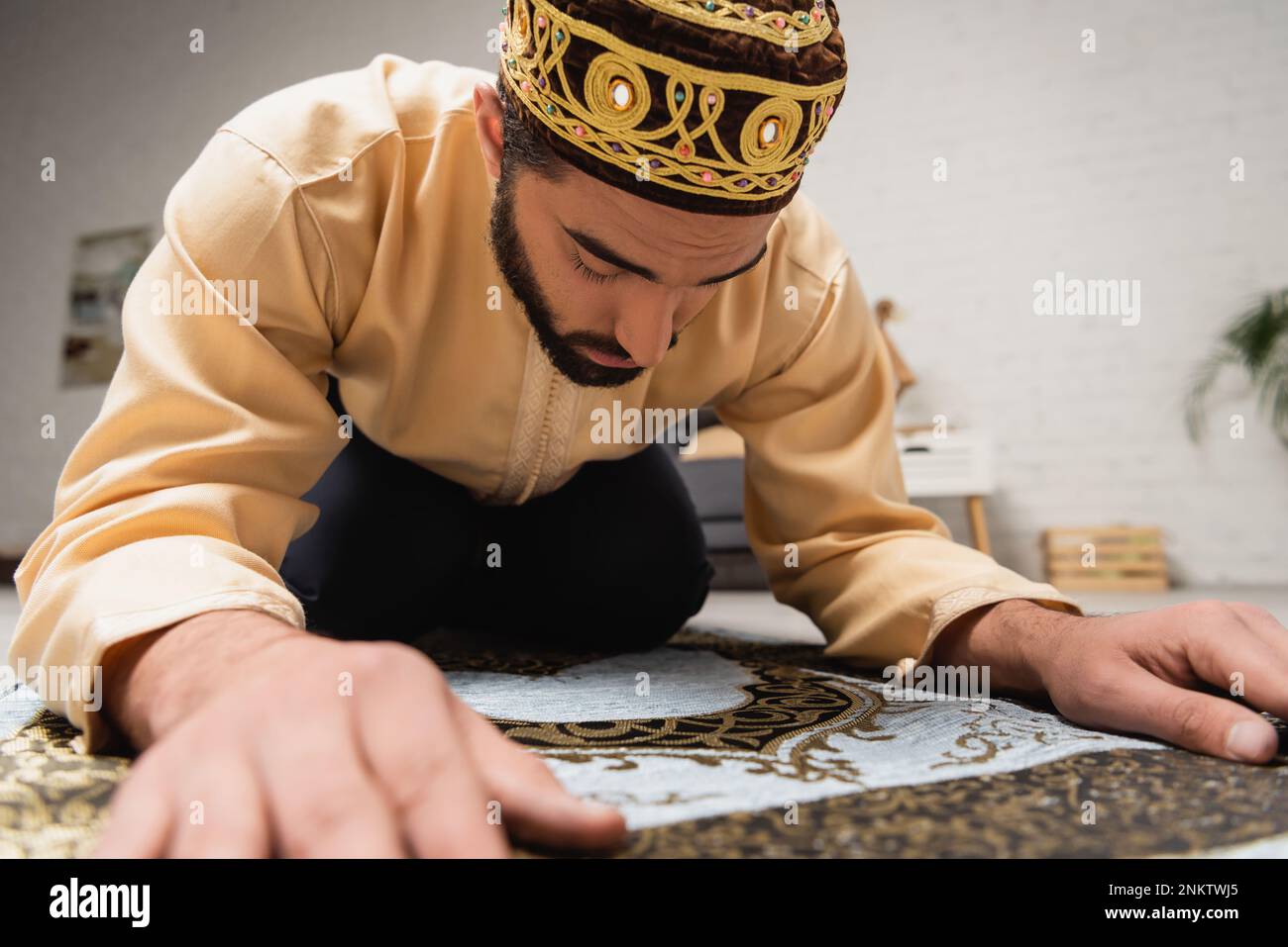 Happy young muslim family hi-res stock photography and images - Alamy