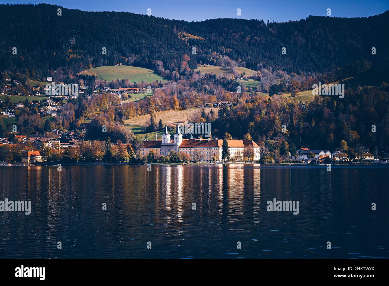 Blick über Tegernsee auf das Kloster,spiegelung,Wandern,,Berge,blauer Himmel,Bäume,look Stock Photo