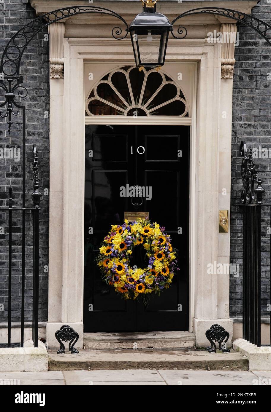A wreath hangs on the door of 10 Downing Street, London, to mark the one-year anniversary of the Russian invasion of Ukraine. Picture date: Friday February 24, 2023. Stock Photo