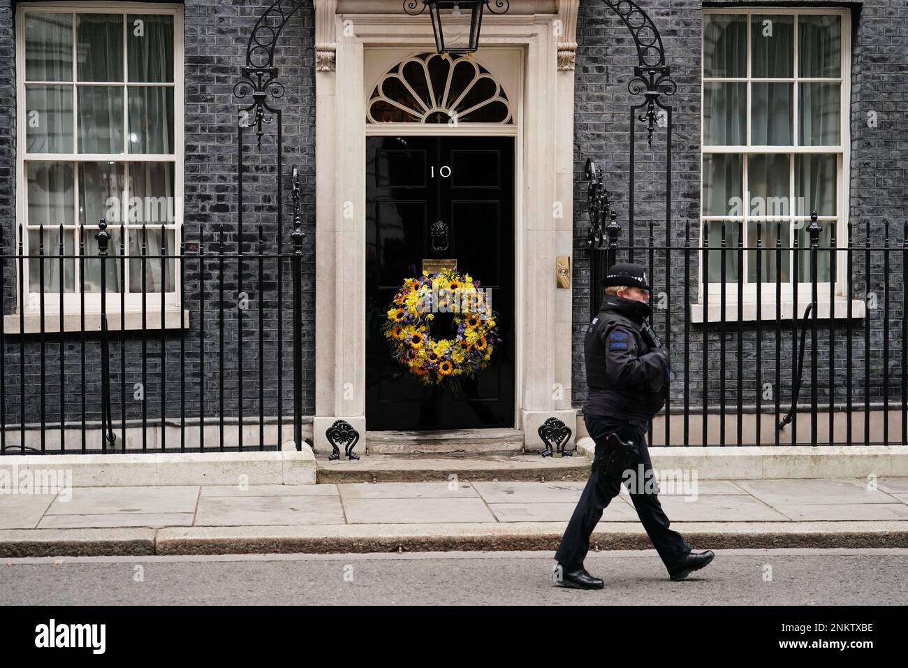 A wreath hangs on the door of 10 Downing Street, London, to mark the one-year anniversary of the Russian invasion of Ukraine. Picture date: Friday February 24, 2023. Stock Photo