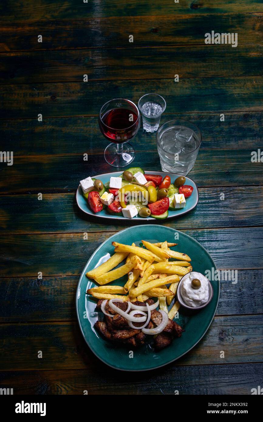 Griechisches gyros mit pommes frites und tzaziki hi-res stock ...