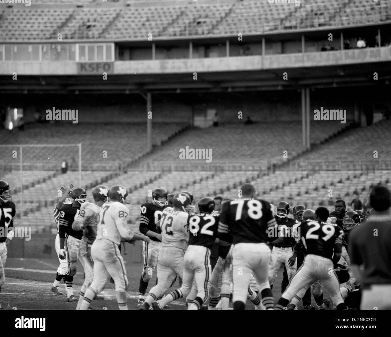 The Oakland Raiders play the Dallas Texans at Candlestick Park, September  24, 1961 Tom Flores injued (Bob Campbell/San Francisco Chronicle via AP  Stock Photo - Alamy