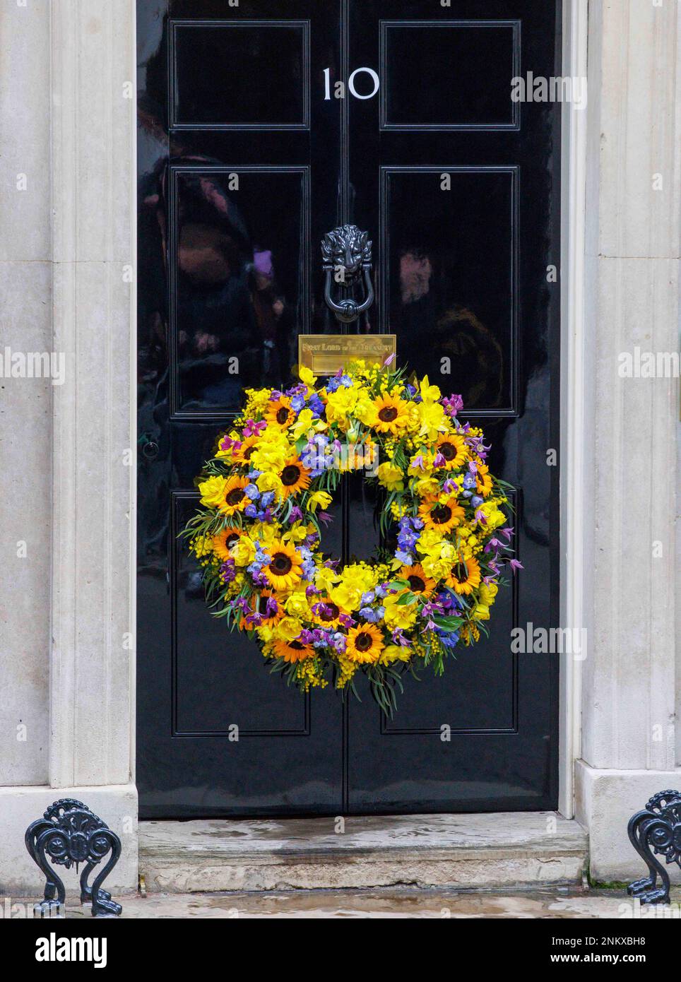 London, UK. 24th Feb, 2023. Ukraine wreath on the door of Number 10 The Prime Minister, Rishi Sunak, observes a minuteÕs silence with his wife Akshata Murty to mark the one-year anniversary of the full-scale Russian invasion of Ukraine. The Prime Minister is joined in front of the Downing Street door by the Ukrainian Ambassador to the UK, Vadym Prystaiko with his wife, members of the Ukrainian Armed Forces and representatives from each Interflex nation. After the minutes silence, The Ukrainian National anthem was sung. Credit: Mark Thomas/Alamy Live News Stock Photo
