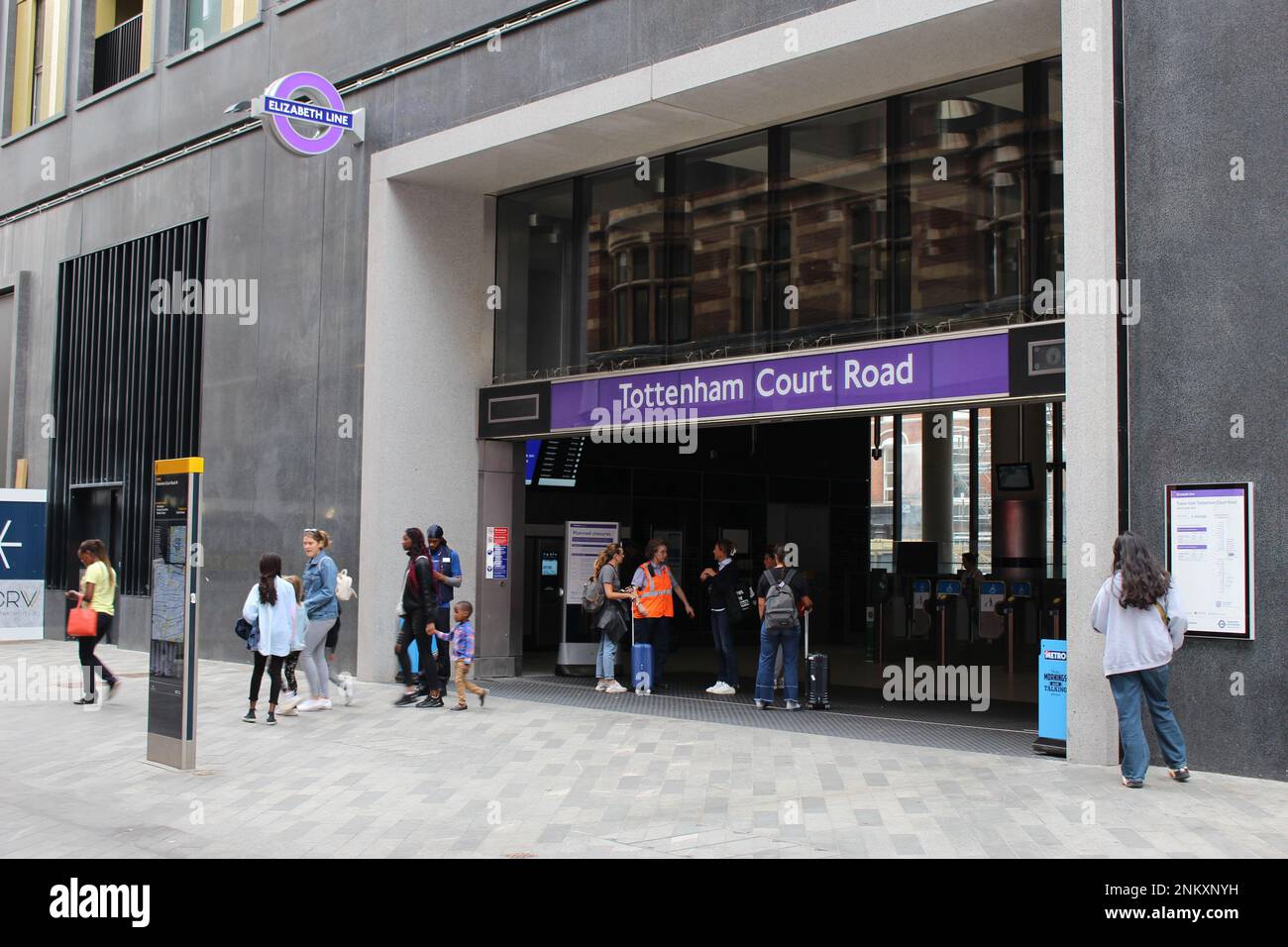 Elizabeth line people hi-res stock photography and images - Alamy