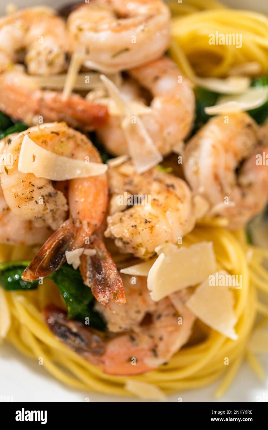 Garlic Shrimp Pasta with Spinach Stock Photo - Alamy