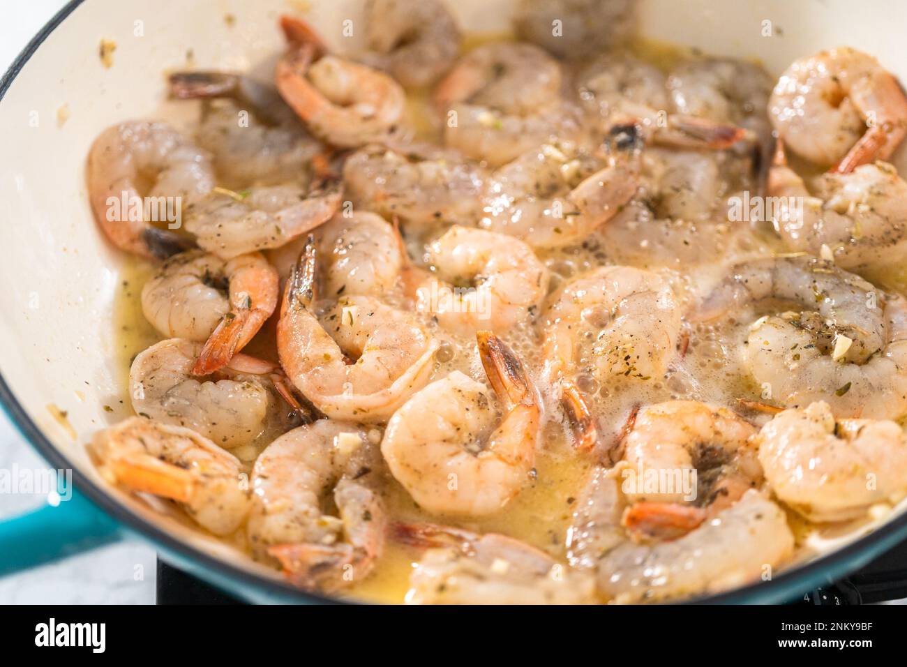 Garlic Shrimp Pasta with Spinach Stock Photo - Alamy