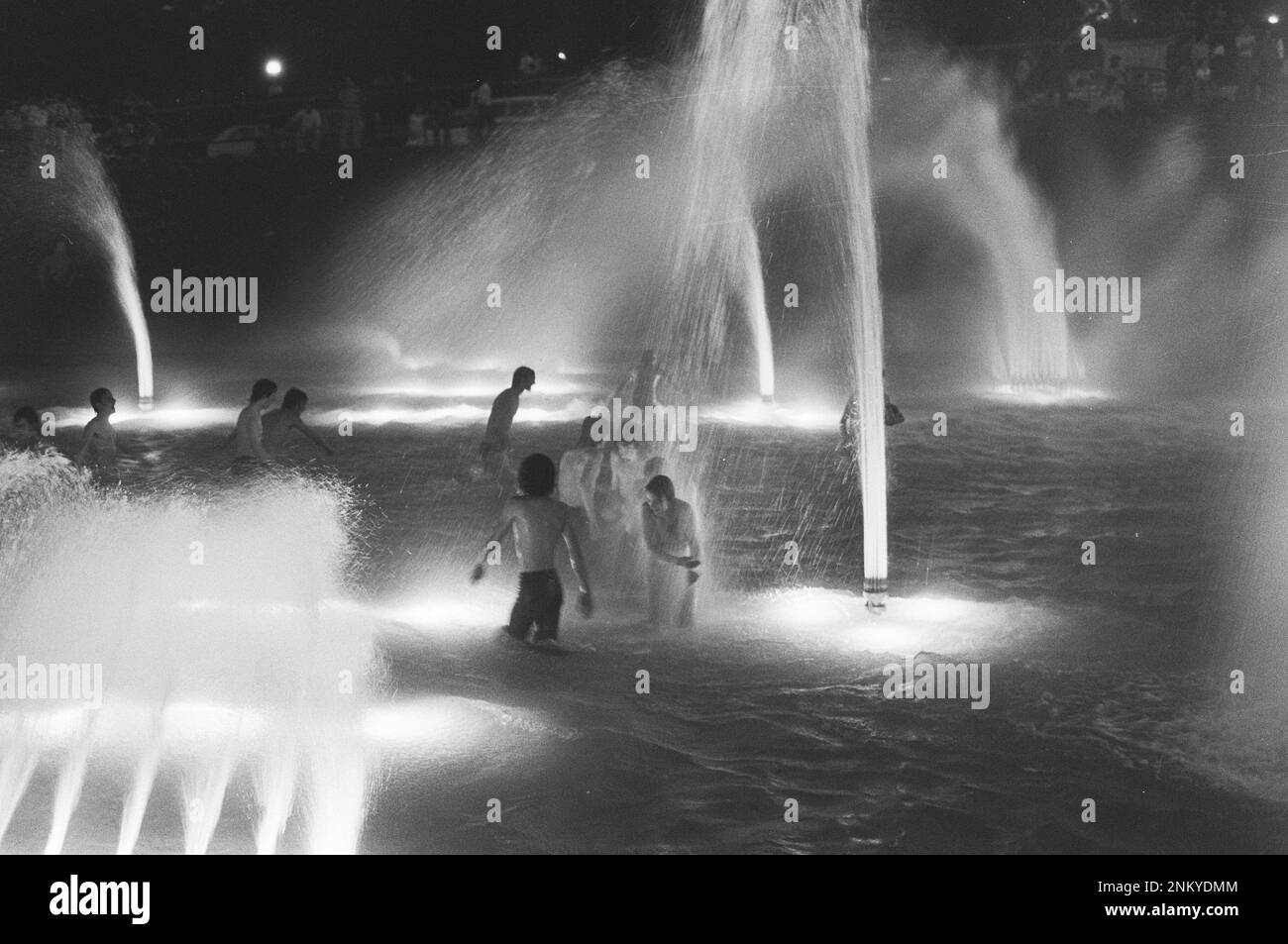 Paris heatwave fountain Black and White Stock Photos & Images Alamy