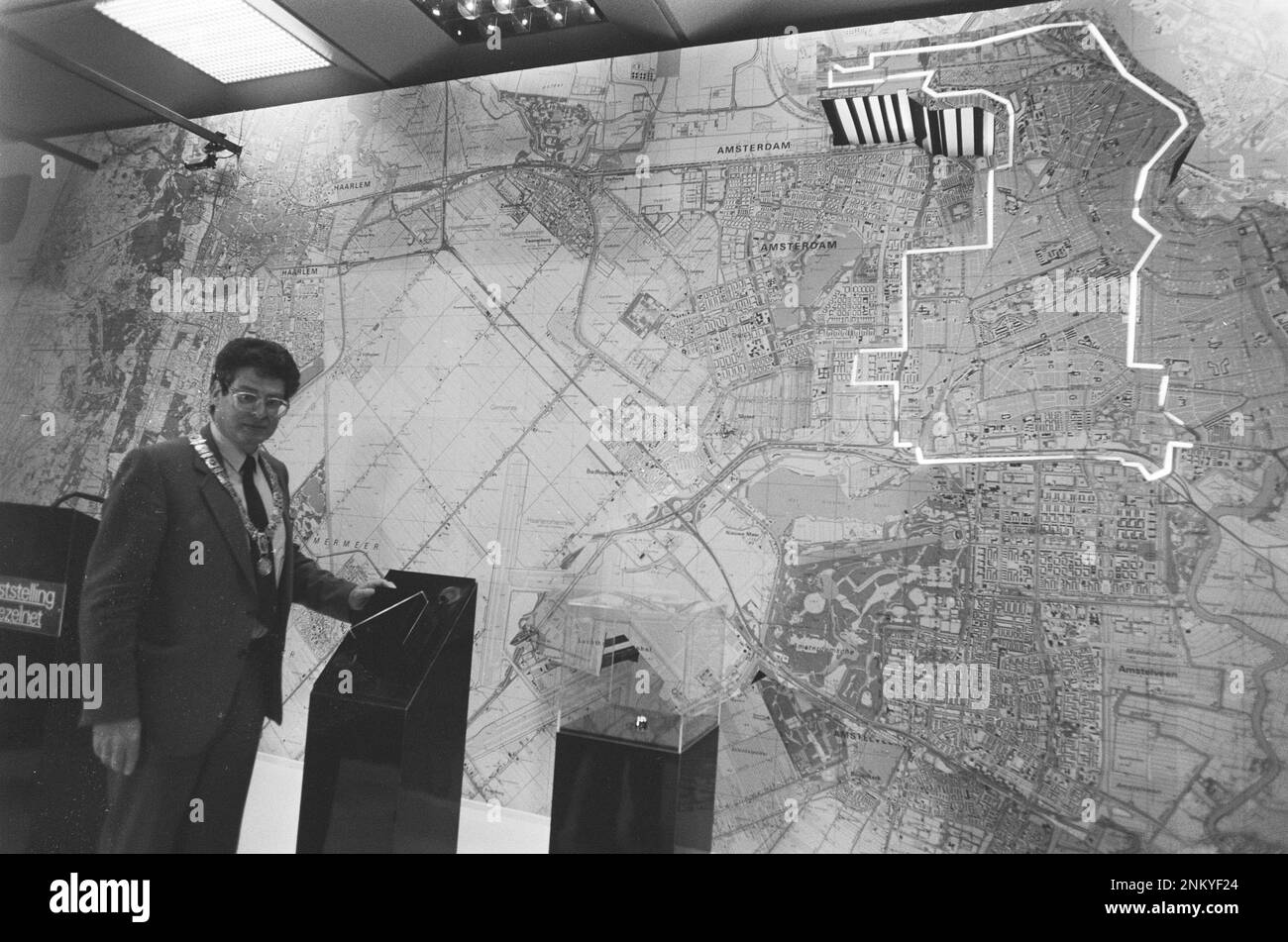 Mayor Van Thijn opens PTT fiber - Mayor Van Thijn Opens Ptt Fiber Optic Network Mayor Van Thijn In Front Of A Map Of Amsterdam Ca 1985 2NKYF24 