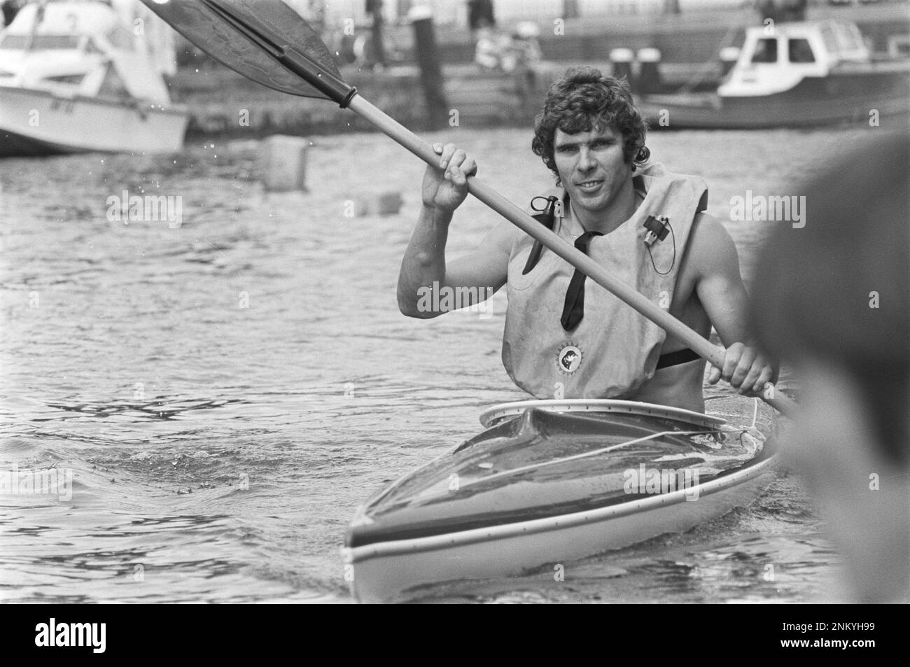 Recordings Superstar by the AVRO in Vlaardingen, Willem van Hanegem while canoeing ca. 4 August 1976 Stock Photo
