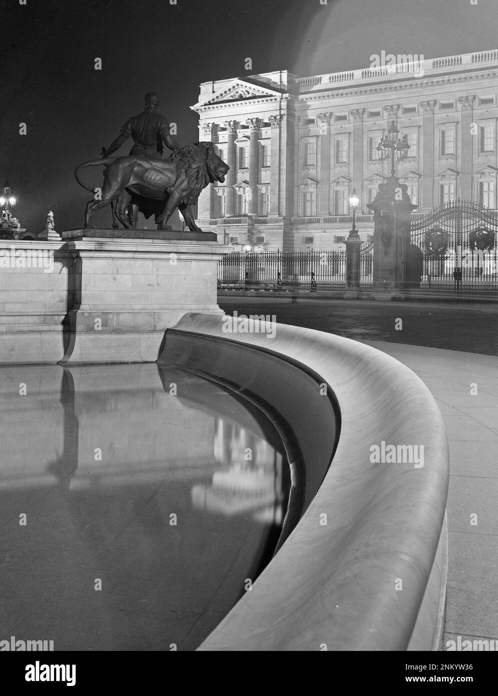 Pond at Buckingham Palace at night in London ca. 1930s-1950s Stock Photo