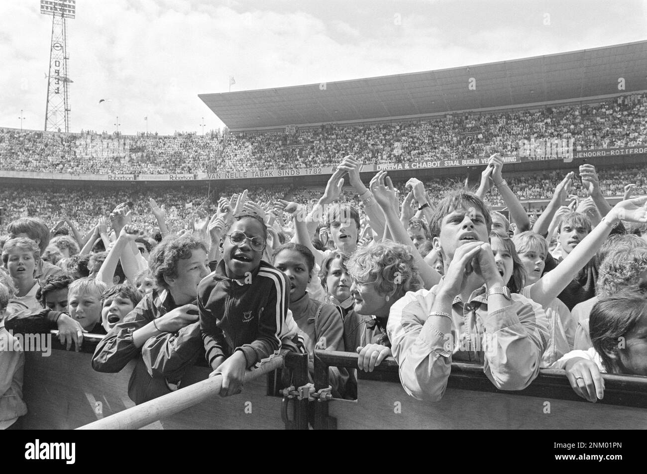 Los Vast Live in Feyenoord Stadium; a crowded Feyenoord stadium or Feijenoord stadium ca. 1985 Stock Photo