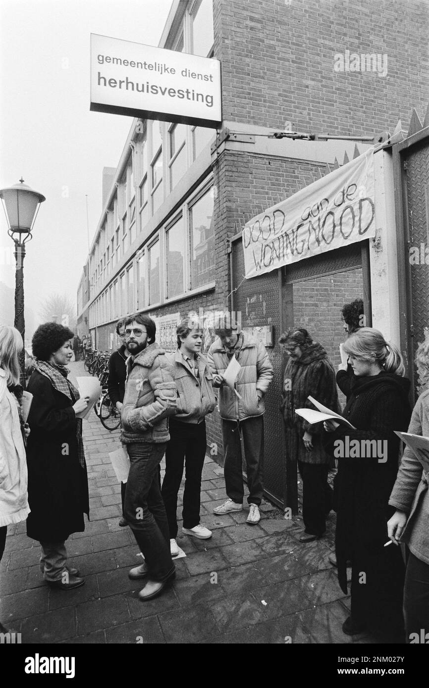 Netherlands History: Work stoppage by civil servants Municipal Housing Department in Amsterdam; handing out pamphlets ca. February 12, 1980 Stock Photo