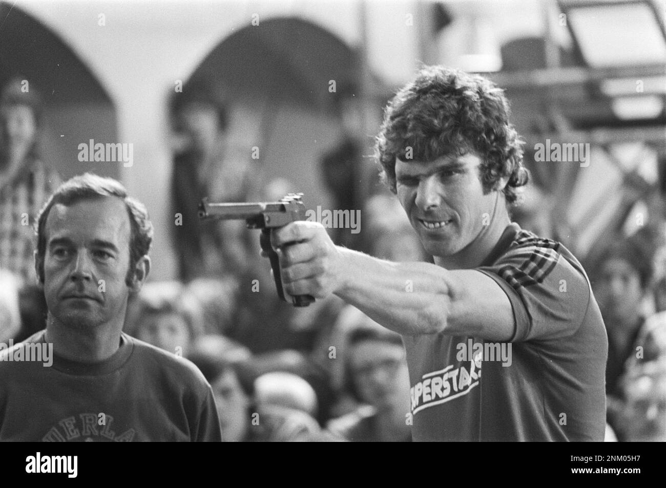 Recordings Superstar by the AVRO in Vlaardingen, Willem van Hanegem during pistol shooting ca. 4 August 1976 Stock Photo