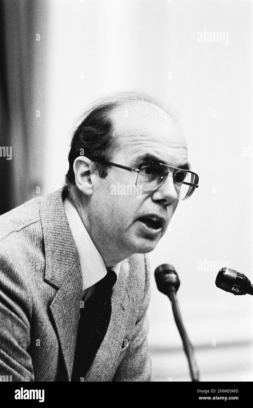 Netherlands History: House of Representatives, discussion of the V&W budget; Minister de Ruiter (Justice) (headline) ca. January 24, 1980 Stock Photo