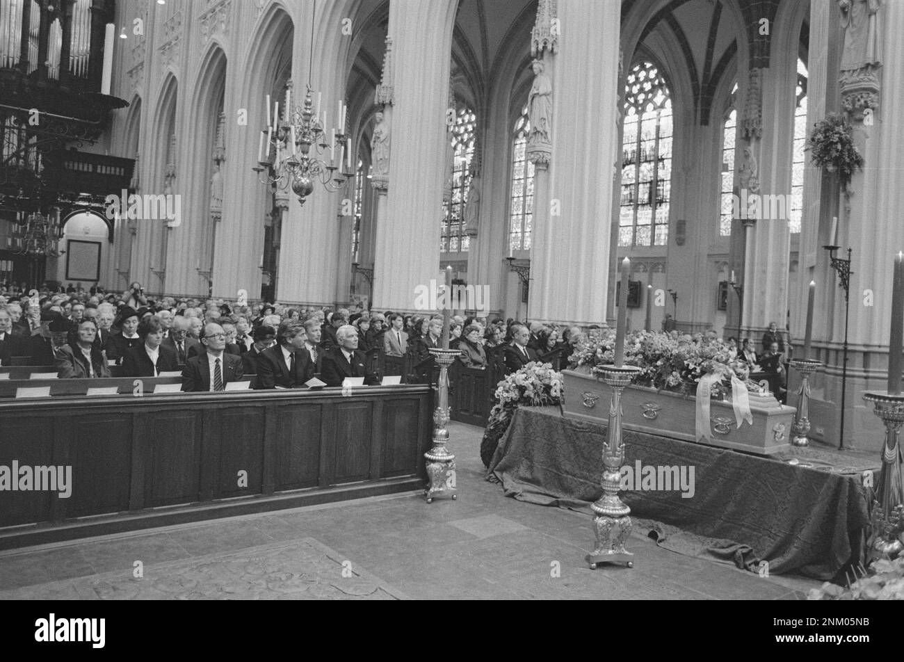 Funeral Mass of former Prime Minister De Quay in Sint Jan in Den Bosch; front from left to right minister Rietkerk, prime minister Lubbers, Mr. De Roy van Zuydewijn ca. 1985 Stock Photo