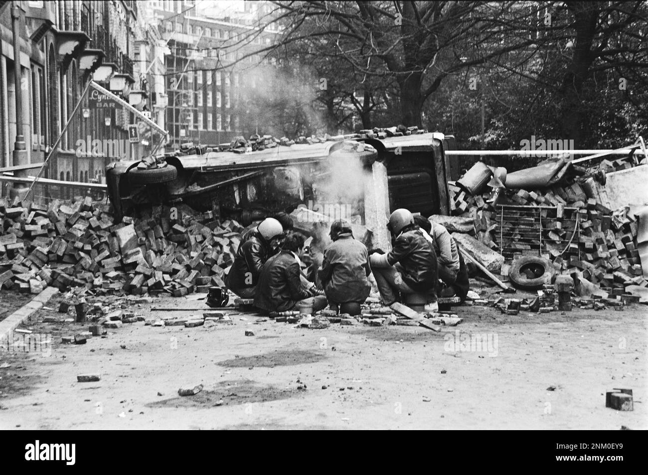 Netherlands History: Barricades around squat in Vondelstraat Amsterdam; squatters around the squatted building (Vondelstraat riots) ca. March 1, 1980 Stock Photo