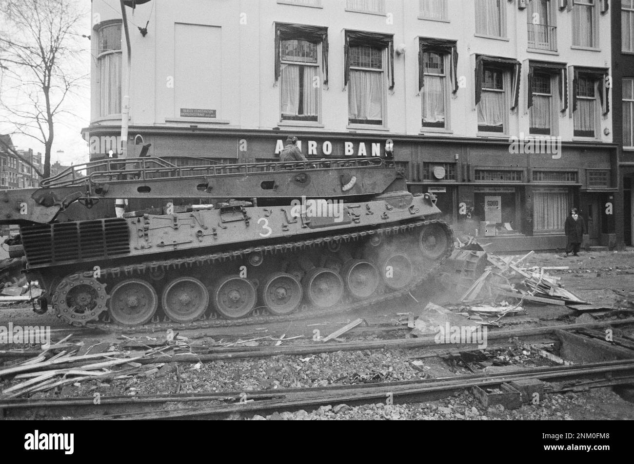 Netherlands History: Police and army with armored vehicles and tanks clear barricades in Vondelbuurt, Amsterdam; salvage tank (squatters riots) ca. March 3, 1980 Stock Photo