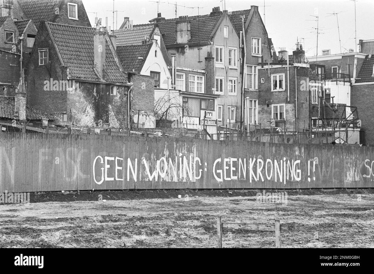 Netherlands History: Graffiti from squatters, 'No House: No Coronation' on a fence at the Haarlemmer Houttuinen ca. March 7, 1980 Stock Photo