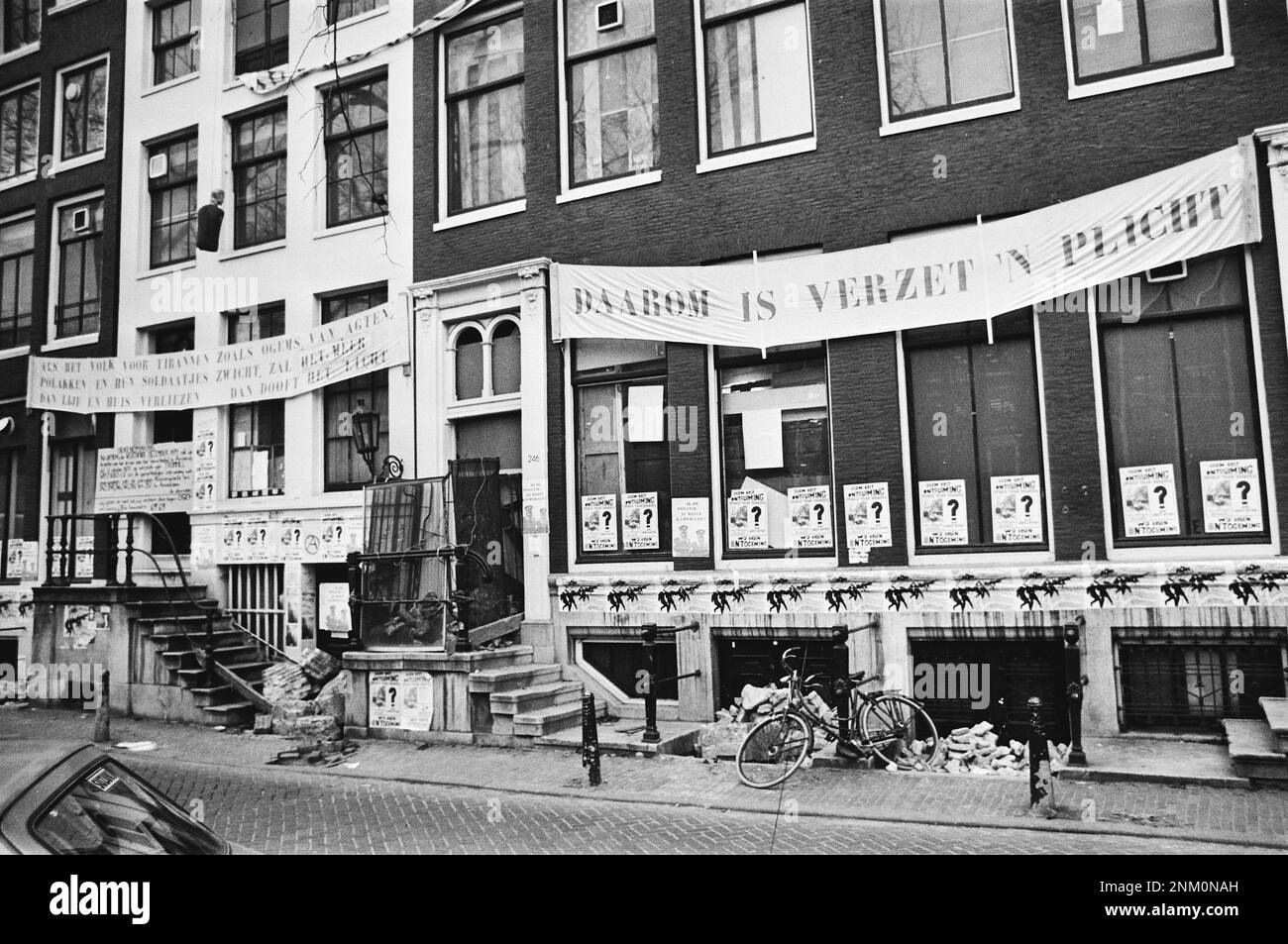 Netherlands History: Squatters at Keizersgracht 242 252 barricaded inside ca. January 15, 1980 Stock Photo