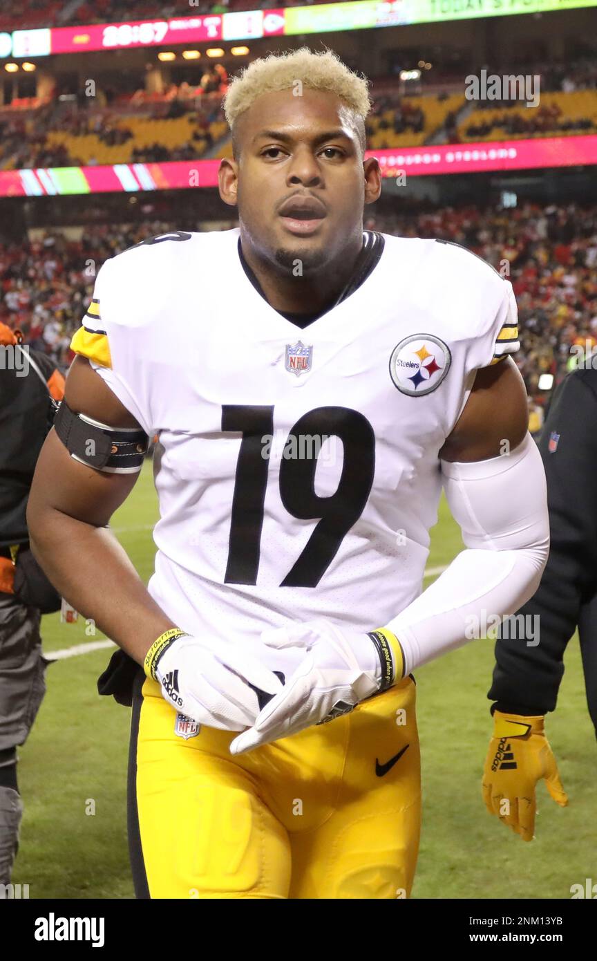 KANSAS CITY, MO - JANUARY 16: Pittsburgh Steelers wide receiver JuJu  Smith-Schuster (19) before an AFC wild card playoff game between the  Pittsburgh Steelers and Kansas City Chiefs on Jan 16, 2022