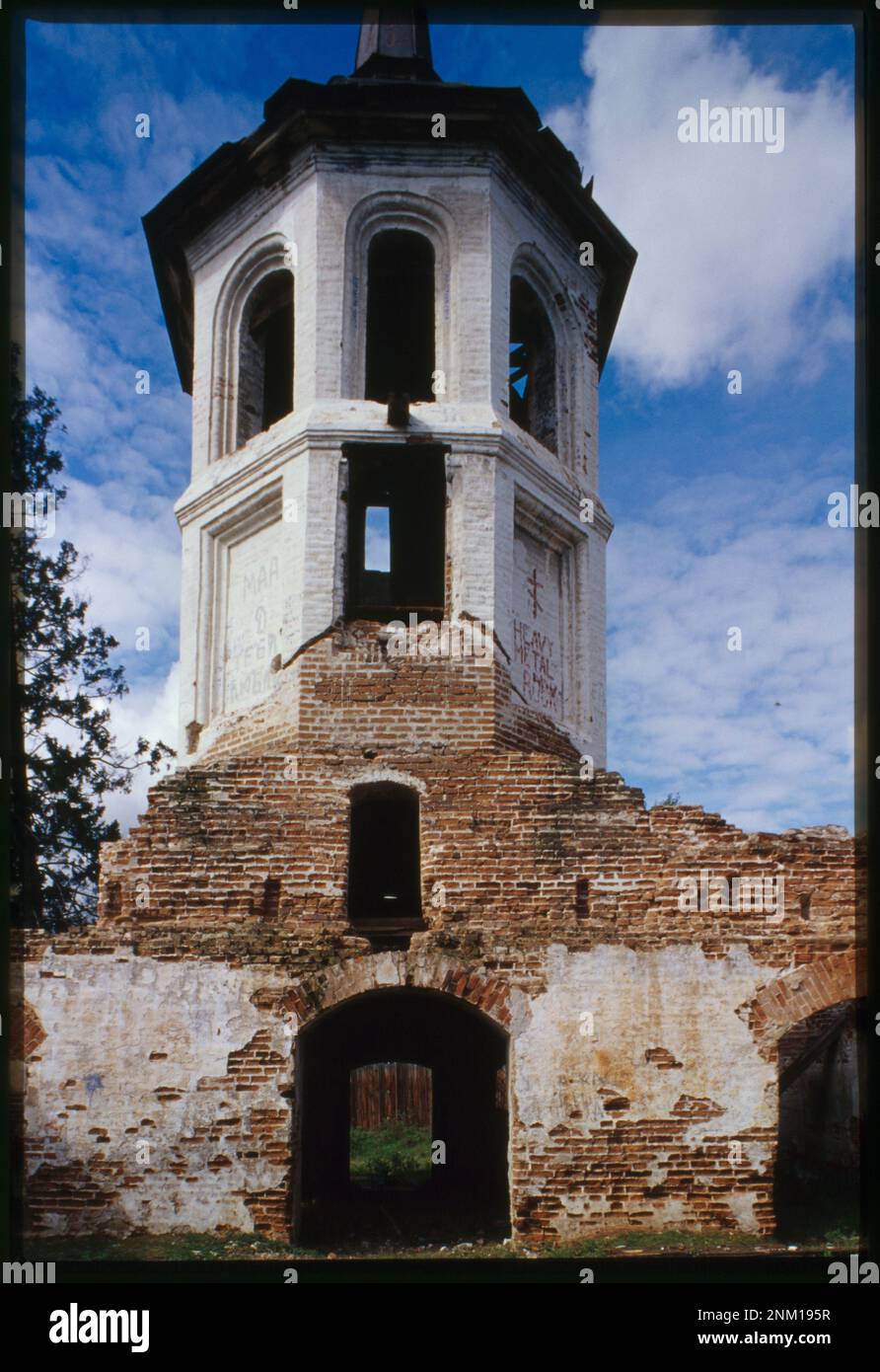 Church of the Purification (1788), west facade, bell tower, Bel'sk, Russia. Brumfield photograph collection. Orthodox churches,Russia Federation,2000. , Bell towers,Russia Federation,2000. , Russia Federation,Irkutskaia oblast  ,Bel sk. Stock Photo