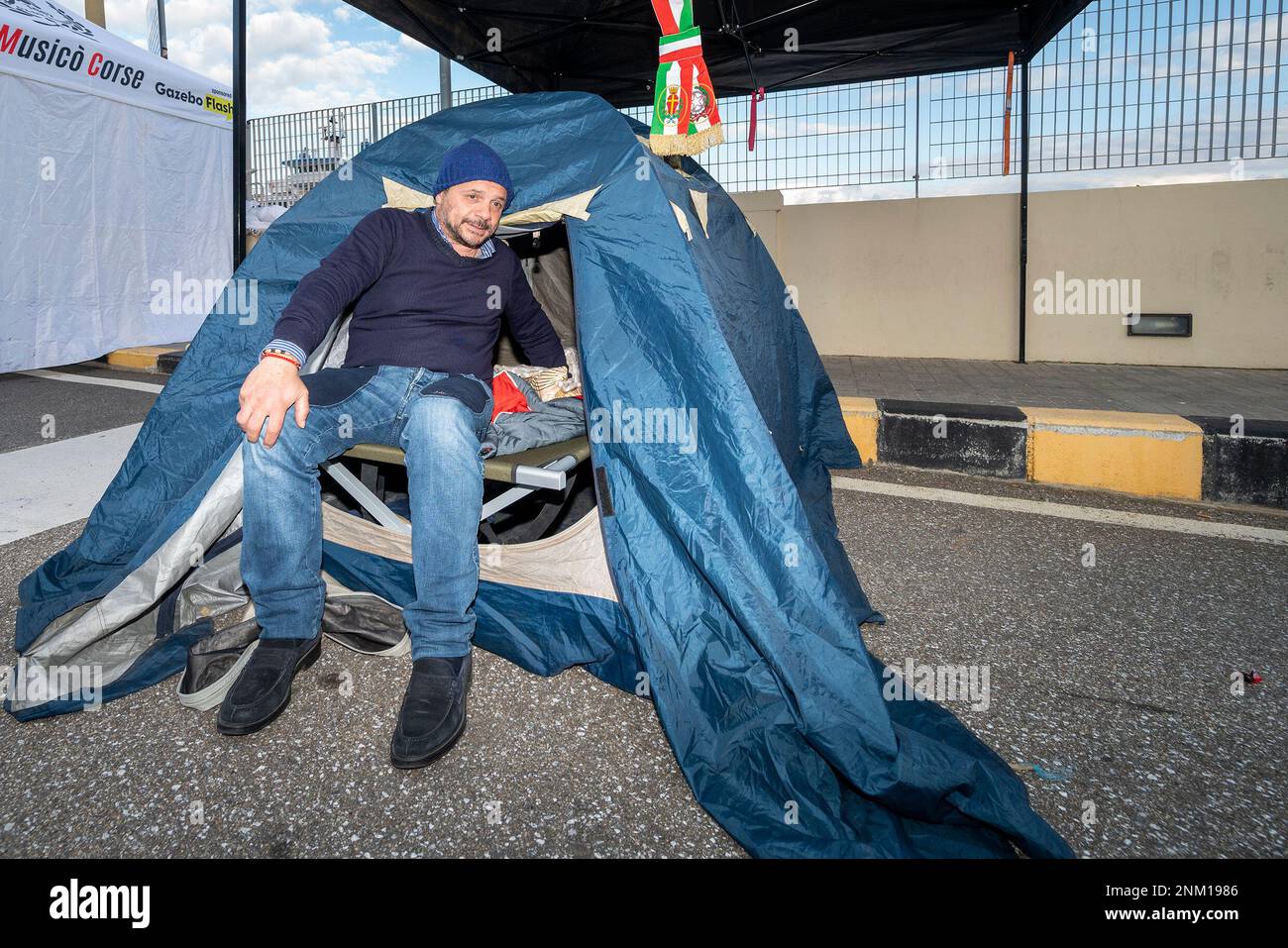 Onzin Perth Blackborough Verwoesting The mayor of Messina, Cateno De Luca, sits by e tent as he stages a protest  at the Messina harbor, Italy, Tuesday, Jan. 18, 2022. The mayor of the  Sicilian city of
